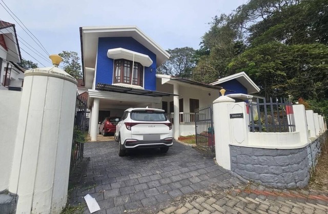 90s villa in Kanjikuzhy. Family-friendly, food nearby. Attractions close
