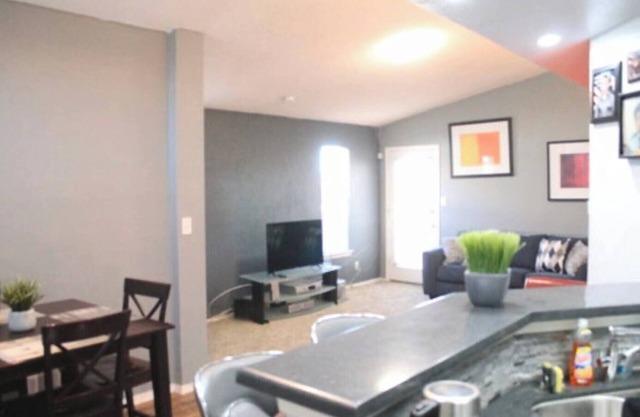 ****915 Modern Hideaway***