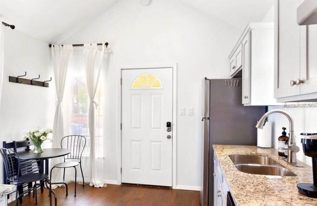 921 W French Pl · Guest Casita with Colonial Decor 10 Mins to Alamo