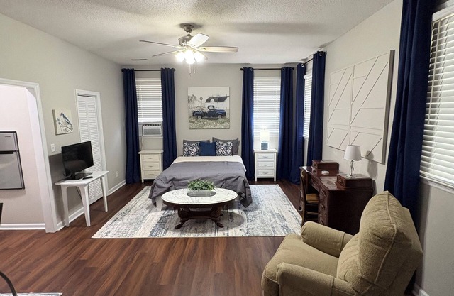 95% Remodeled Bedroom Efficiency Suite - 30 Night Minimum