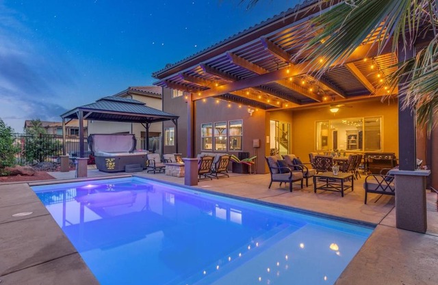 96 PV Luxury Getaway with Private Hot Tub, Ping Pong, Community Pool, Water Park and Lazy River