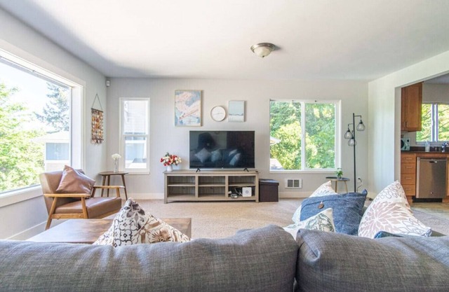 9852 Upper · 4b2b Upper Unit @S Seattle w/ Panoramic Lake View