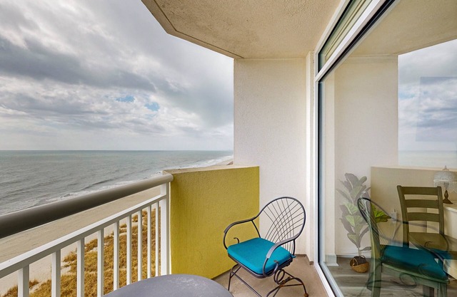 9th floor oceanfront condo w/ balcony, shared pools & hot tubs