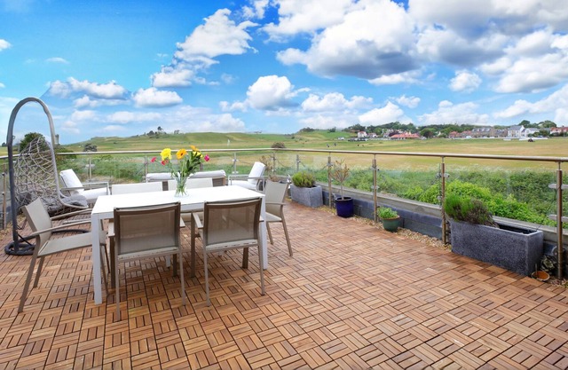 A 3-bedroom luxury holiday home with panoramic views of Gullane’s golf courses.
