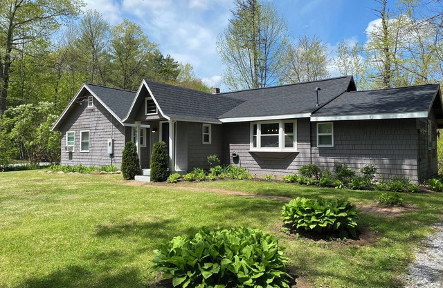 A 3BR modern traditional getaway only 6 minutes to Downtown Saratoga