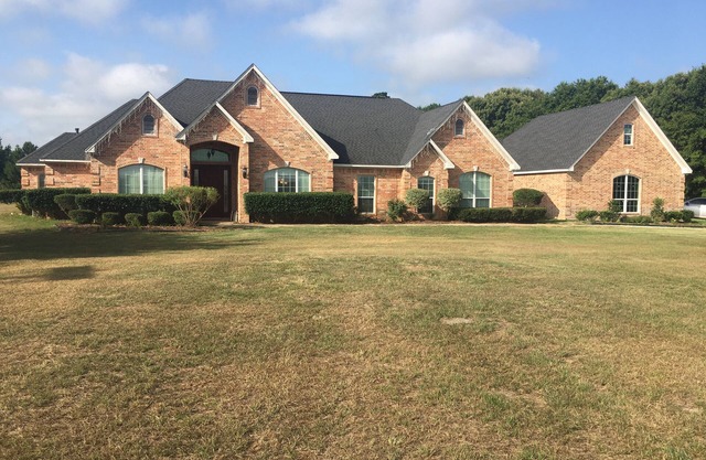 Una hermosa casa personalizada de 5 habitaciones ubicada a 5 millas del centro de Tyler, Tx.