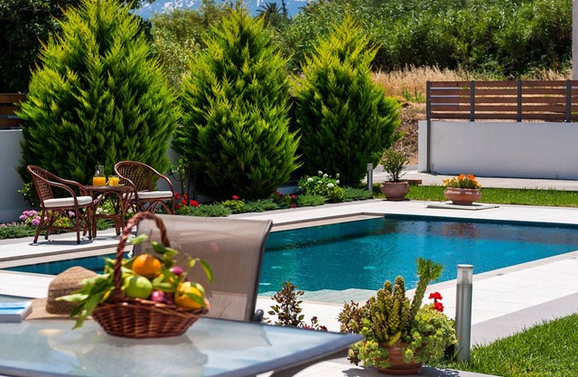 Villa de 4 dormitorios con piscina privada, a 1500 metros de la playa de arena.