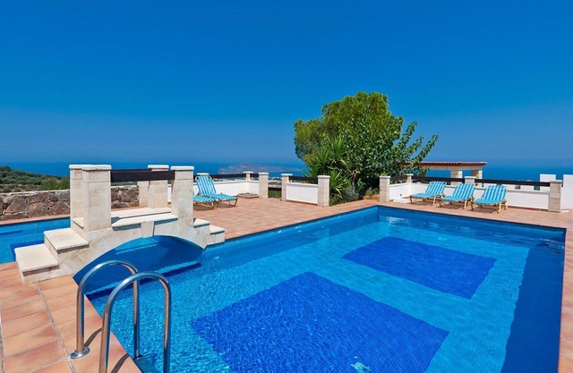 Villa de 4 dormitorios con vistas preciosas al mar, a 11 km de Chania