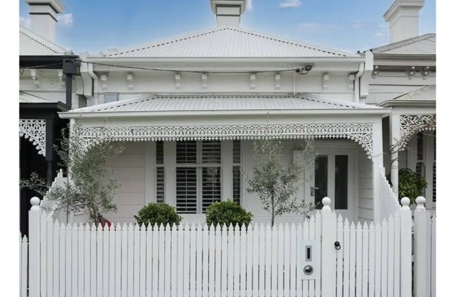 A+ Albert Park. Brilliant Bayside Home. Sleeps 4.