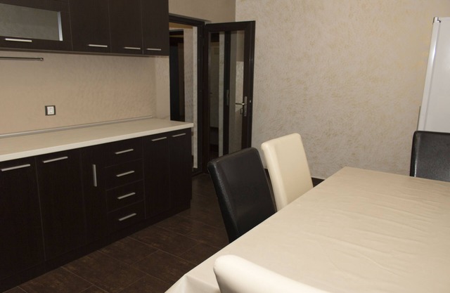 A. b. Apartamento 1 (área residencial) cerca de la fábrica de Ford