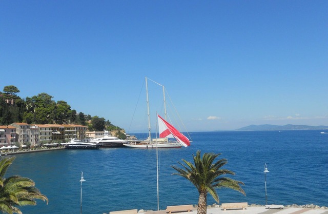 Un balcón con vistas al mar azul del Argentario