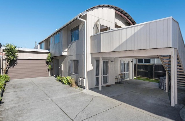 A Beach Barn Haven - Papamoa Holiday Home