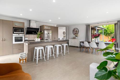 A Beach Hive at Papamoa Beach - 4 bedrooms