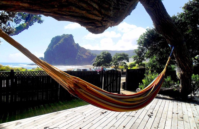 Una casa de playa en Piha: un escondite romántico frente a la playa, excelente playa del sur de Piha.
