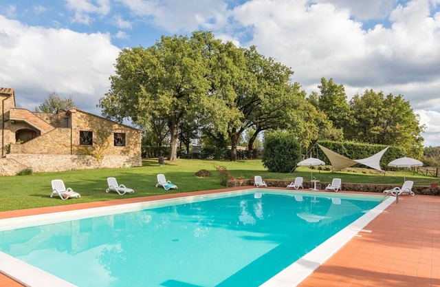 Preciosa casa de campo de piedra con gran jardín y piscina, ideal para familias con niños.