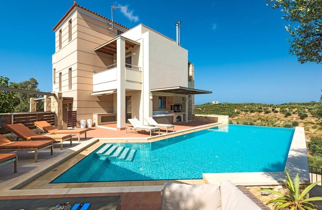 A beautiful 5 bedroom villa with big private pool, just 7km away from Chania