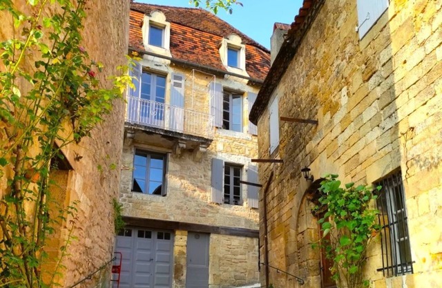 casa de encanto toda comodidad en el corazón del pueblo medieval de St Cyprien