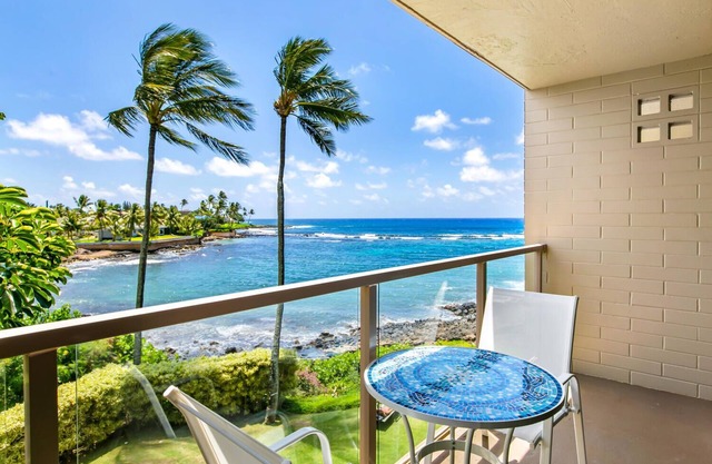 Un hermoso condominio en el borde de las aguas con una gran vista