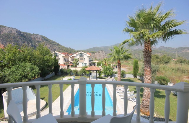 Una hermosa villa independiente de lujo, una gran piscina privada y jardines en una zona tranquila