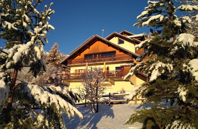 A beautiful room of 4 in a cozy chalet. Private bathroom.