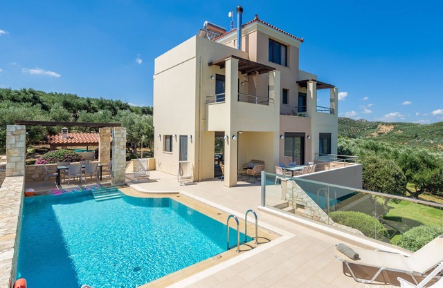 Una hermosa villa aislada con piscina privada y vistas increíbles 360 °