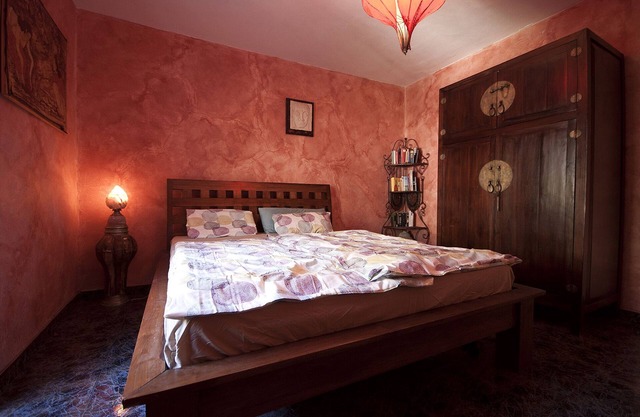 Una hermosa y pequeña casa canaria con muebles valiosos y una gran vista.