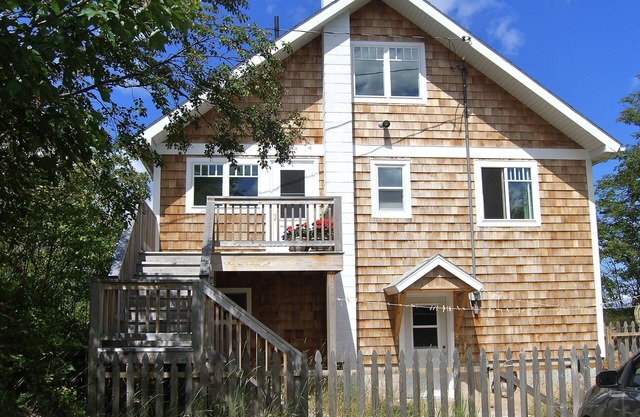 A beautiful, tranquil cottage on Lake Superior, just feet from the beach!