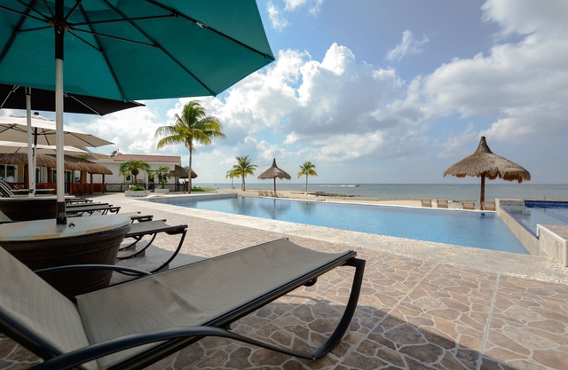 Una hermosa villa para en una comunidad tranquila, a pasos de la playa, muelle privado