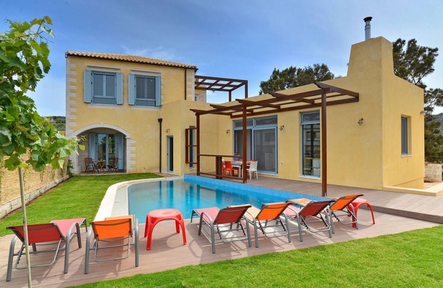 Una hermosa villa con piscina privada, a solo 30 metros de la playa de arena.