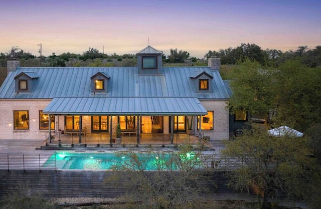 Un escape de la casa del rancho ubicado en lo alto de una colina en Dripping Springs Tx. Duerme 8-10