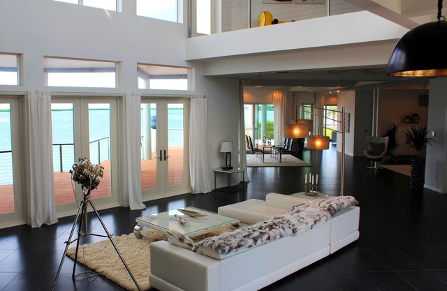 Una nueva propiedad de villa de alta gama de 10,000 pies cuadrados, ¡justo en el océano!