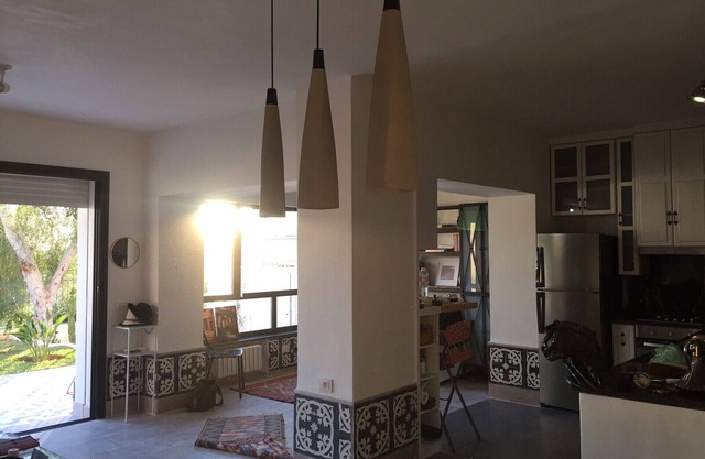 Una planta baja luminoso con jardín en una residencia de lujo
