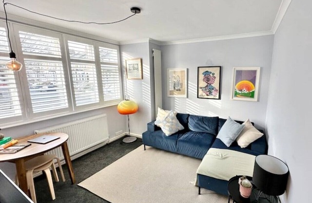 A bright one bedroom apartment in the heart of Canonbury and Newington Green