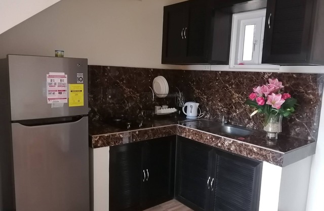 Brillante, elegante apartamento limpio cerca de Diversion Rd