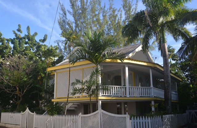 Una casa costera de estilo caribeño a solo unos pasos de la hermosa playa de Fitts Village