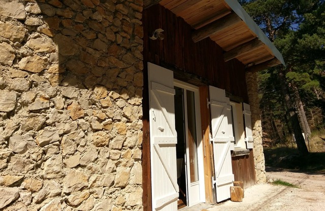 Un chalet en Ventoux, en medio de los árboles en el Mont Serein Resort