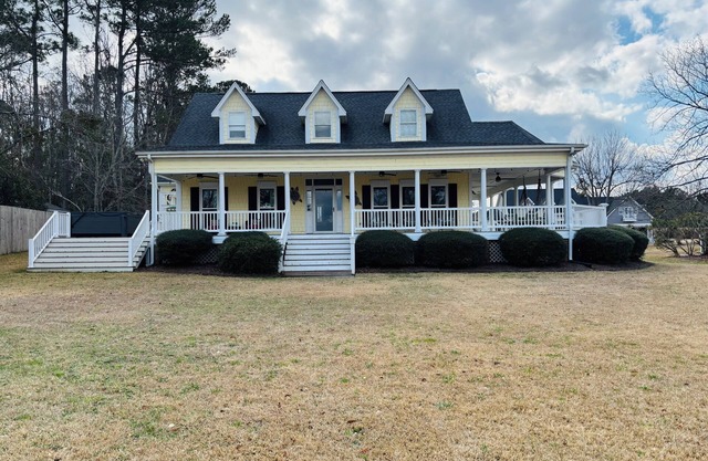 Charming 3-bedroom/3.5 bath house in Wilmington with in-ground pool on the water
