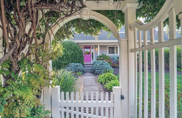 A Charming 4 BR Home, King Suite Out-door deck, Pet Friendly!