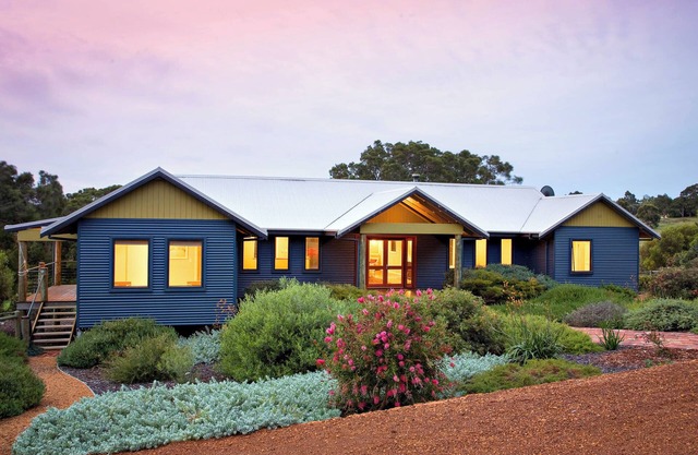 A CHARMING COUNTRY RETREAT BOASTING BREATHTAKING VIEWS OVER GUNYULGUP VALLEY