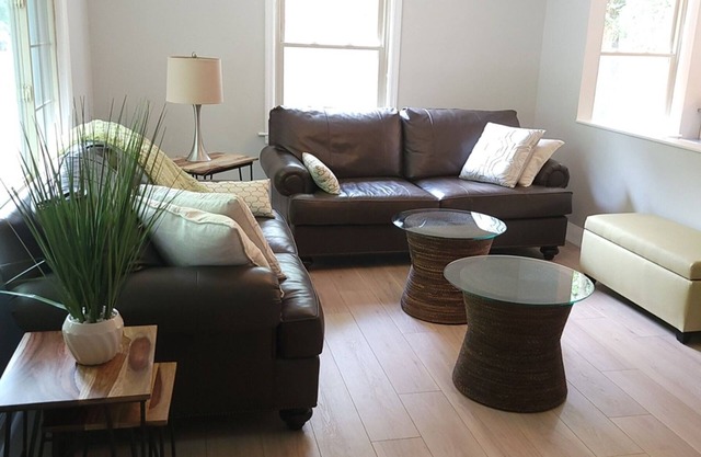 A-Southern Charm Duplex- 4 miles to Downtown and Close To All Areas