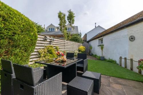A charming pet-friendly 2-bedroom cottage