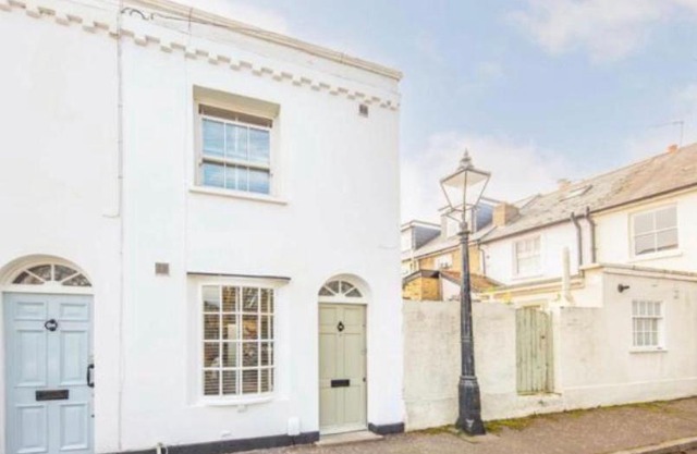 A charming Victorian 1 Bed Cottage in Richmond