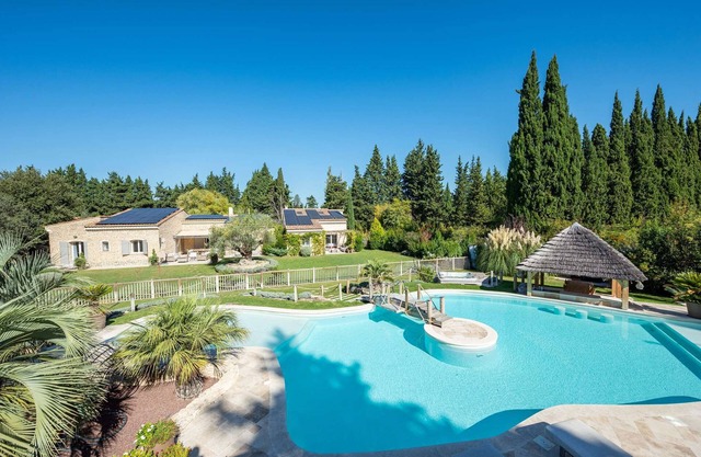 A comfortable property enjoying a view of the Alpilles mountain range - Sleeps 10