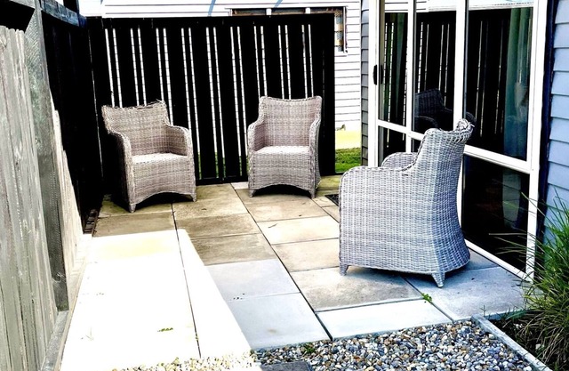 A comfy 2 bedroom Gottage with a 5 minute stroll to the lake.