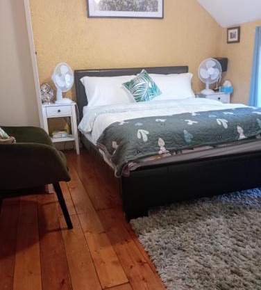 A Comfy Bedroom and Bathroom on own private top floor of a Home Stay 10 minutes Walk to the Ctr Free Parking