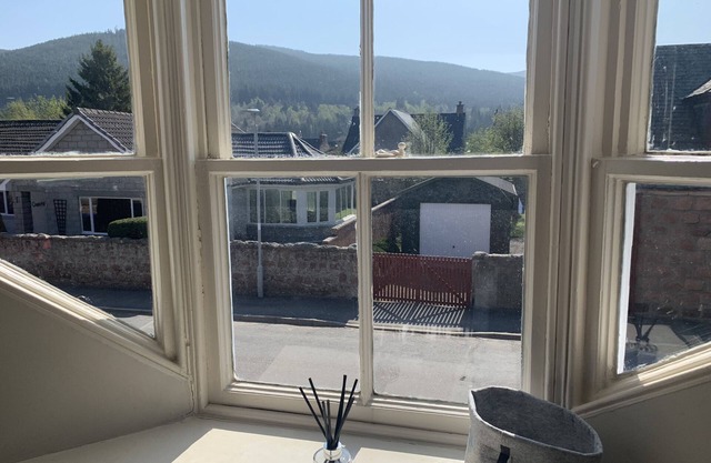 Una nueva cabaña acogedora y decorada con buen gusto en el centro de Ballater.