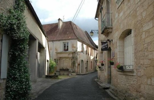 A cosy little pied-à-terre ideal for a couple, all amenities on walking distance.