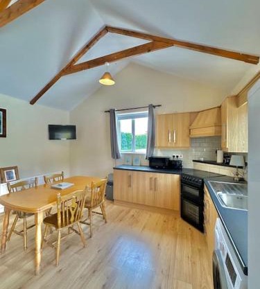A Cosy & Spacious Retreat with High Ceilings- Glen Cottage