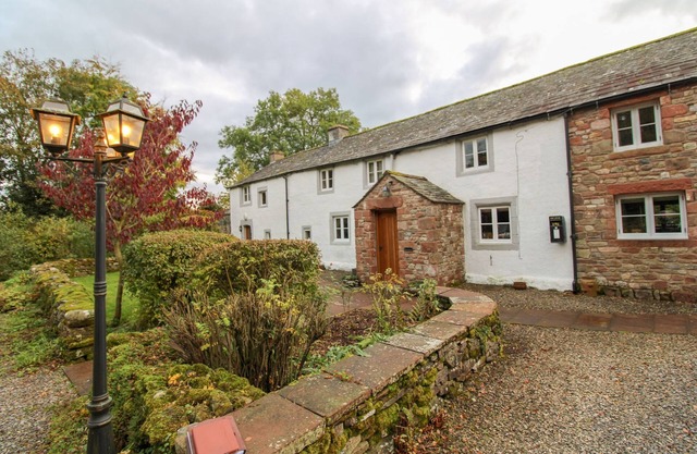 A cottage that sleeps 4 guests in 2 bedrooms