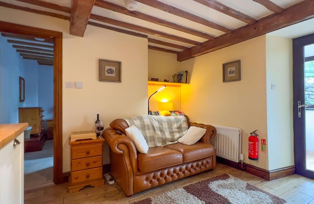 A cottage that sleeps 2 guests in 1 bedroom